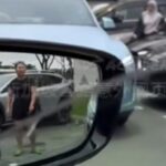 Woman who stood in parking space to chope it yells at driver, flashes middle finger